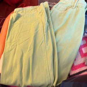 green denim jeans with white stitching